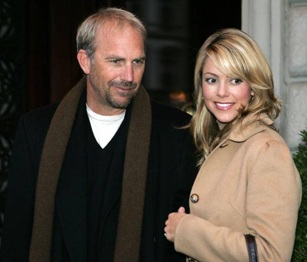 2003. Kevin Costner y Christine Baumgartner terminaron su relación debido a una diferencia de opinión en lo que respecta a tener hijos. En aquel entonces, Christine le pedía al actor tener un hijo, pero él se negaba. “El miedo me impidió casarme con Christine. [Ella] quería un hijo, pero tenía miedo de no poder ser un padre efectivo”, dijo Costner a Closer Weekly en junio de 2018, y señaló que finalmente pudo superar sus preocupaciones. “Me desperté y pensé: ‘¿Voy a perder a una mujer hermosa que está dispuesta a estar conmigo hasta mi último aliento porque tengo miedo de decirle que sí a un niño? Eso es todo lo que tomó. A veces aprendes que lo que más temes te salvará la vida”.