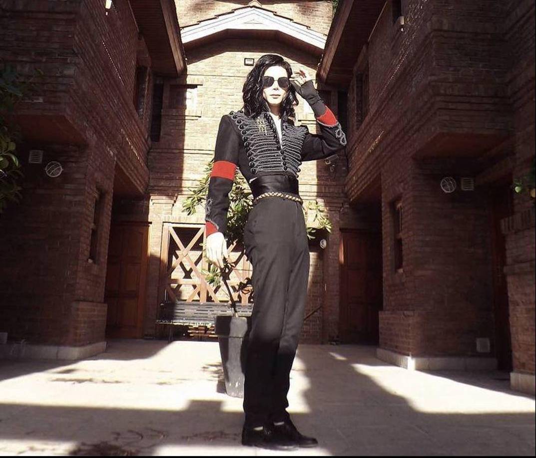 Leo Blanco, además de tener varias intervenciones estéticas en su cara, también tiene un tatuaje en su brazo con la cara real de Michael Jackson y, además, tiene un show completo con algunas de las rutinas más icónicas del creador de ‘Thriller’.