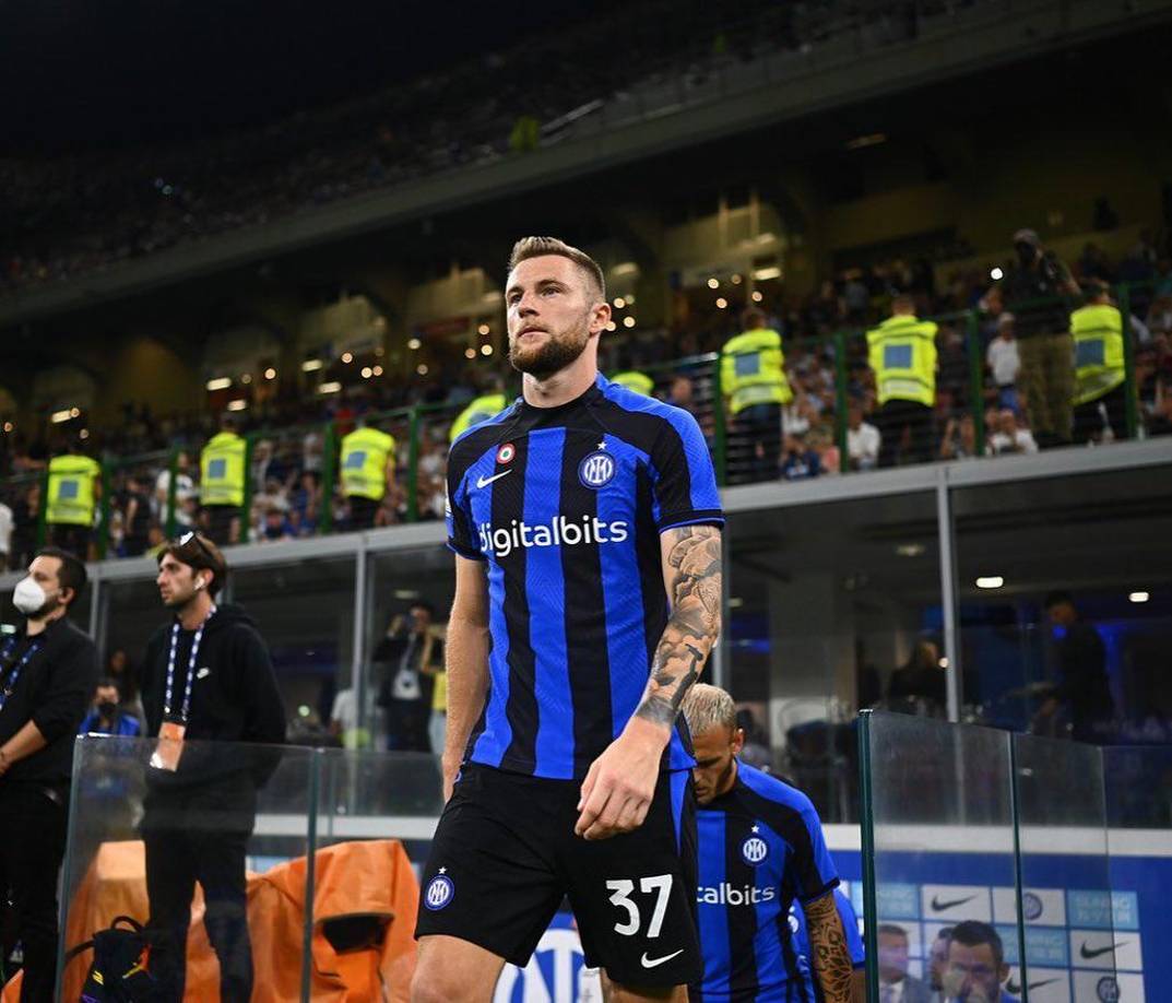 Milan Škriniar: Defensor central que se une al PSG procedente del Inter de Milán. El zaguero eslovaco llega para cubrir la salida de Sergio Ramos.