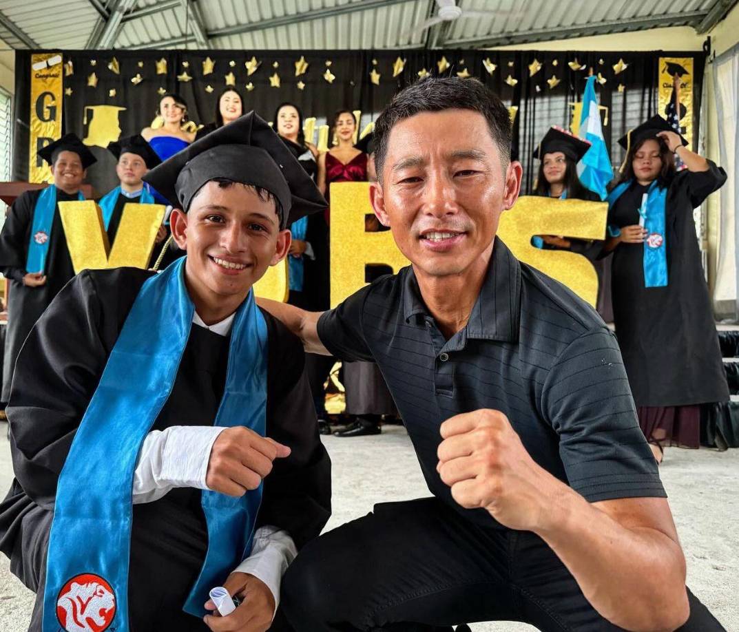 Fujiyama contó en sus redes sociales que cruzará desiertos que alcanzan temperatutas de 50 grados, miles de montañas peligrosas, zonas de osos, pero que recorrerá para recaudar los fondos. “Juntos podemos hacer lo imposible para los niños”. 