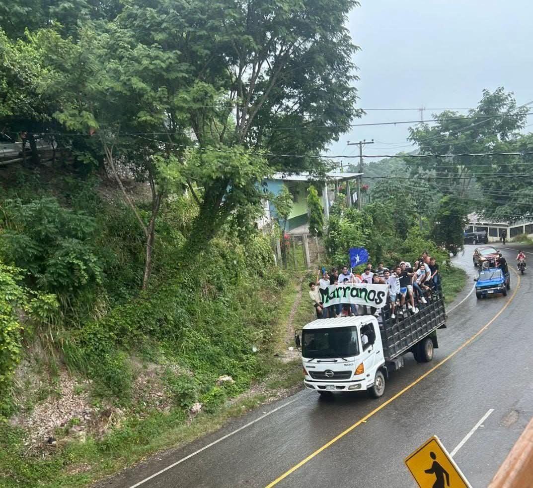 Así iba camión en caravana política que sufrió accidente y deja 8 muertos en Santa Bárbara