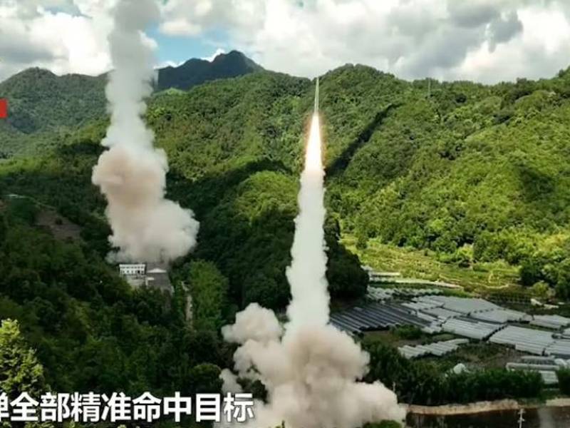 China lanzó varios misiles que sobrevolaron Taiwán en las maniobras de mayor envergadura realizadas en torno a la isla “rebelde”.