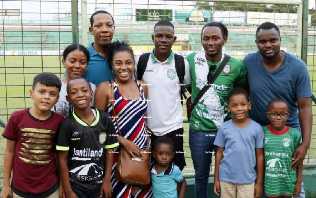 Jeffry Miranda posando con su familia luego de debutar con la camiseta del Marathón y marcando un gol.