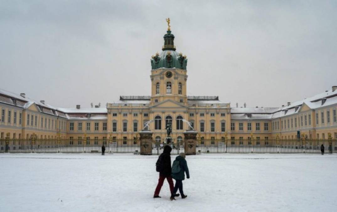 En Holanda, la agencia meteorológica KNMI emitió una rara alerta 'código rojo' para el conjunto del país donde ha caído la primera tormenta de nieve en más de 10 años.