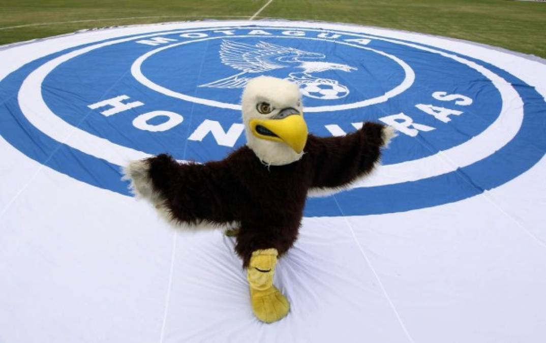 La mascota del Motagua animó al equipo y a los aficionados en el Nacional.