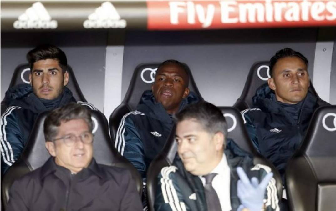 La cara de pocos amigos de Keylor Navas en el banco de suplentes, junto a Marco Asensio y Vinicius.