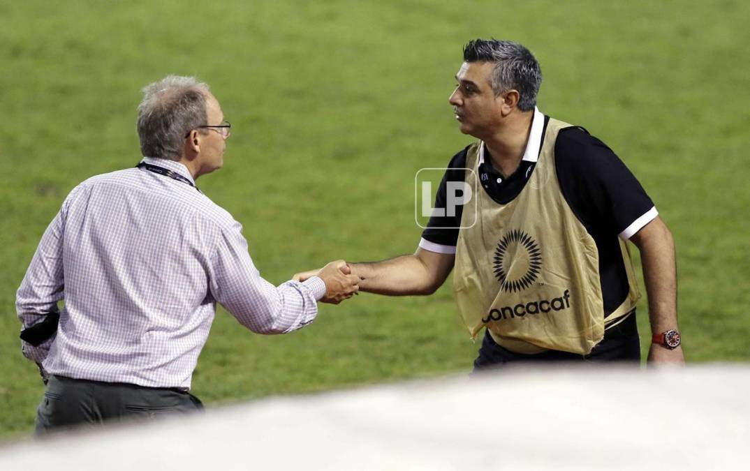 Diego Vázquez estrechando la mano de Brian Schmetzer tras el pitazo final.