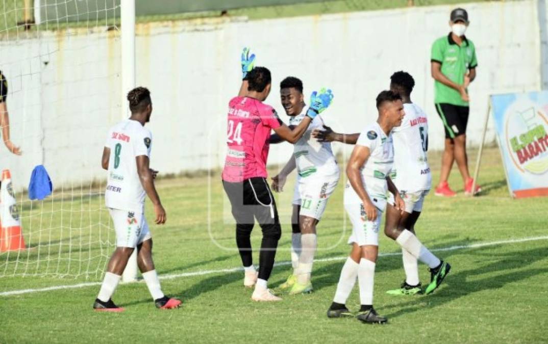 Así celebraron los jugadores del Platense luego de que Mariano Pineda parara el penal.