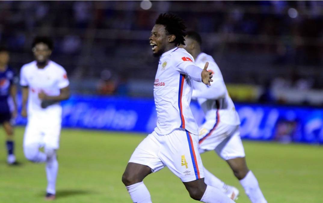 El defensa José García celebrando su gol para el 1-0 del Olimpia sobre el Motagua en la Gran Final.