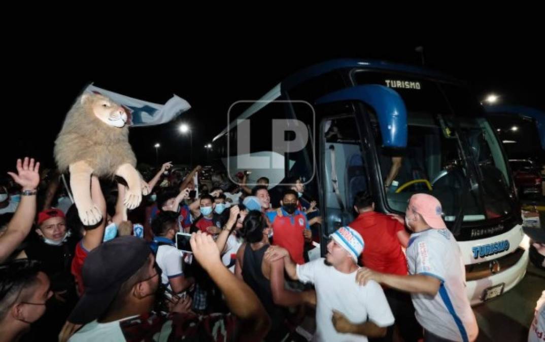 Los aficionados cantaron y animaron a los jugadores hasta subirse al autobús.