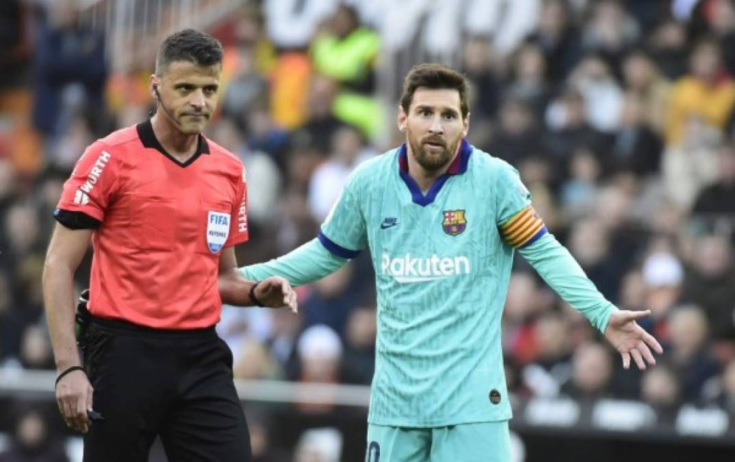 Lionel Messi protestó en varios tramos del partido. Al fondo el árbitro central Gil Manzano.