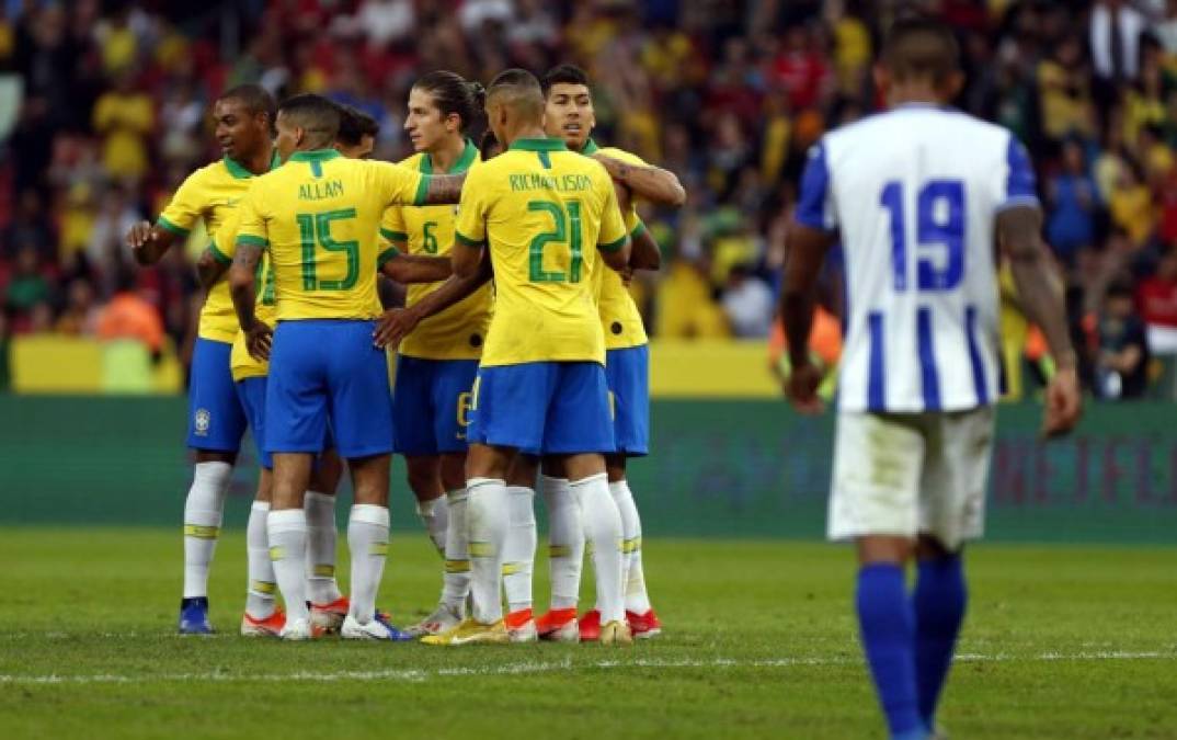 Los jugadores de Brasil celebrando el gol de David Neres, ante la tristeza de los hondureños.