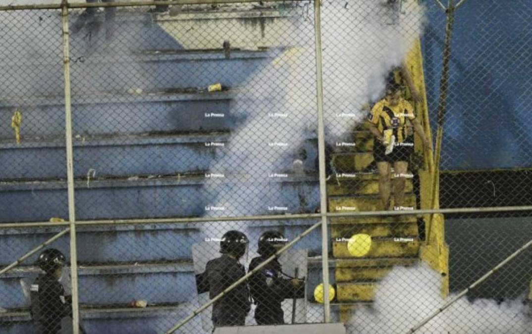 La barra del Real España se molestó por el nivel mostrado por su equipo y se enfrentaron a la Policía Nacional en las graderías del sector popular.