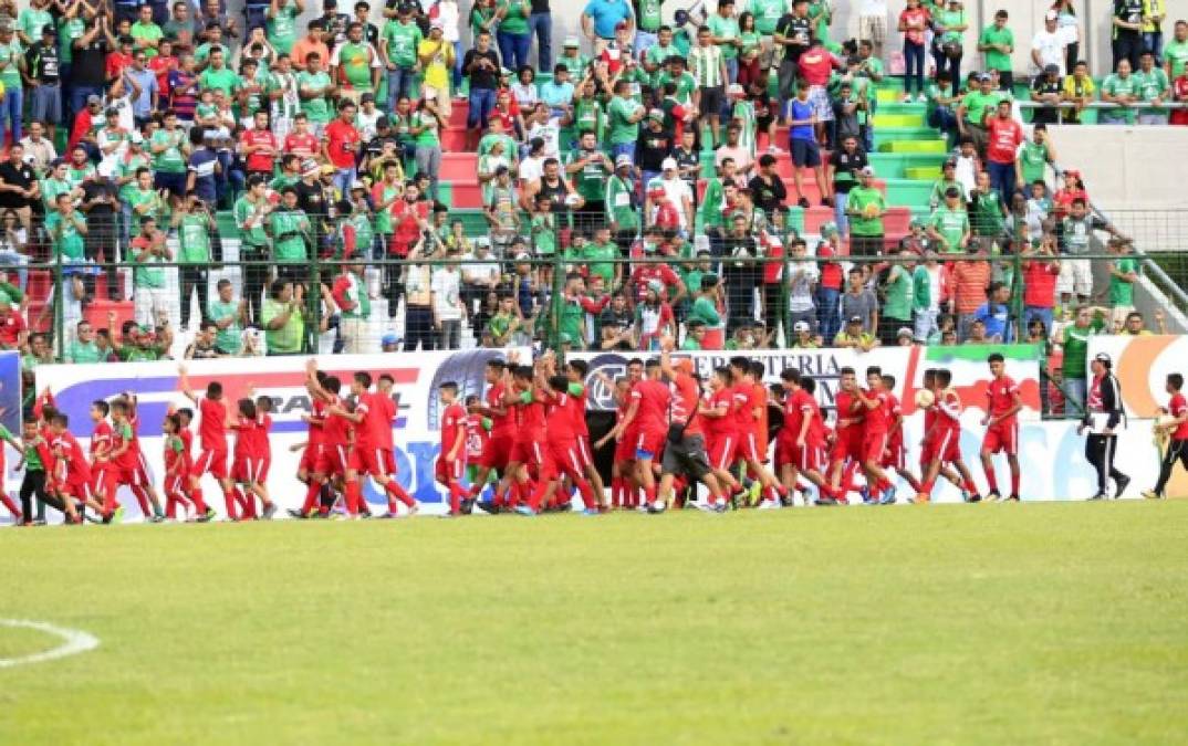 Los pequeños jugadores de las categorías inferiores del Marathón pasaron por la cancha del estadio Yankel Rosenthal.