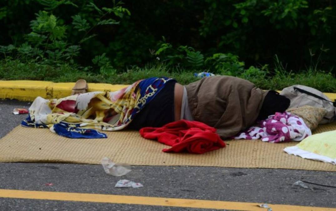 La ahora depresión tropical se mueve hacia el noreste a una velocidad de 8 millas por hora (13 km/h).