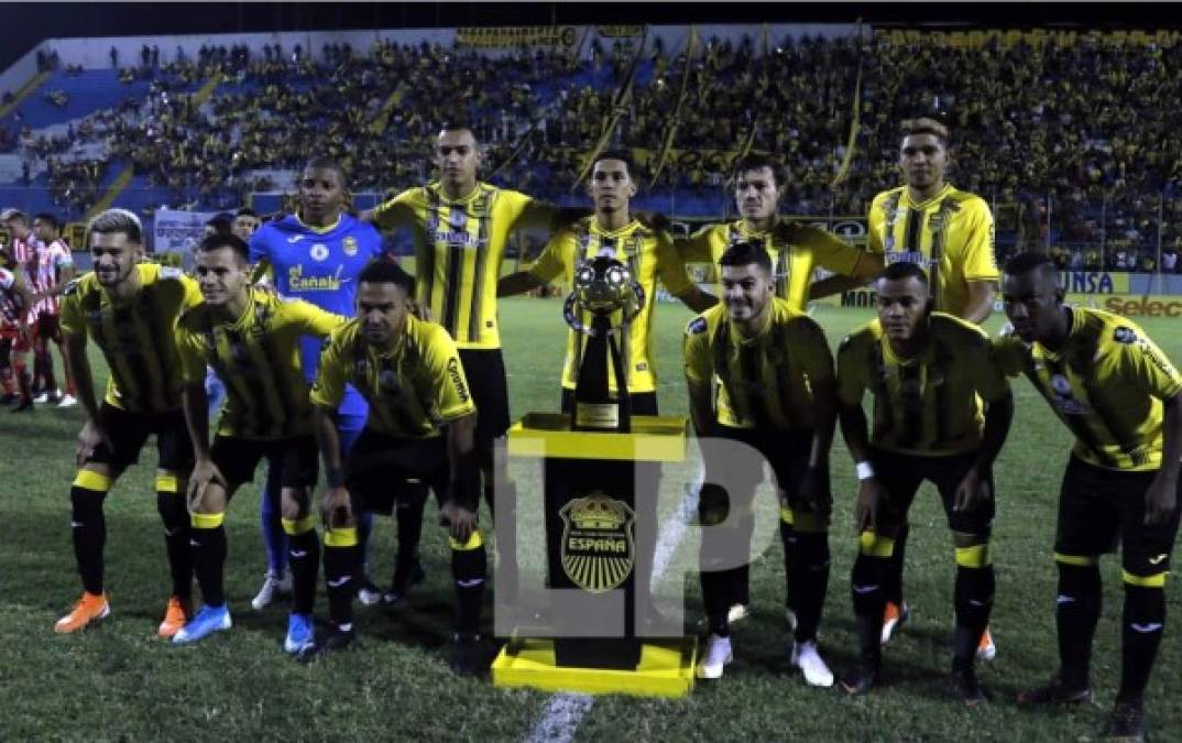 Los jugadores del Real España posaron antes del partido con la Copa Premier.