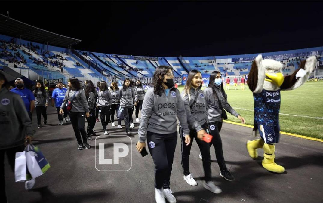 El equipo femenino del Motagua llegó al estadio Nacional Chelato Uclés para ver el Clásico. La semana pasada se coronaron campeones de la Liga Femenina de Tegucigalpa.