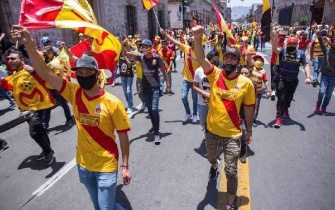 Decenas de aficionados rompieron la cuarentena establecida en México por la pandemia del nuevo coronavirus y salieron a las calles de Morelia (oeste) a protestar ante la decisión de que el club de sus amores ha sido vendido.