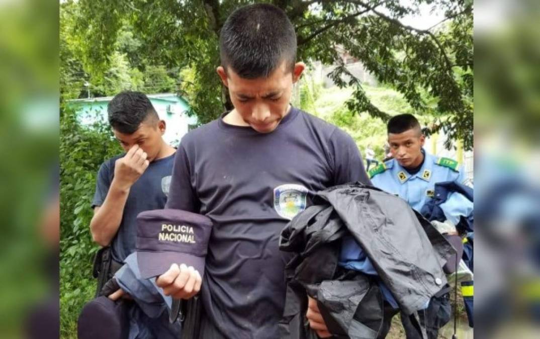 Oficiales de la Policía Nacional elevaban oraciones antes de salir a ayudar a personas damnificadas. Fotos colaboración: Christopher Cantarero