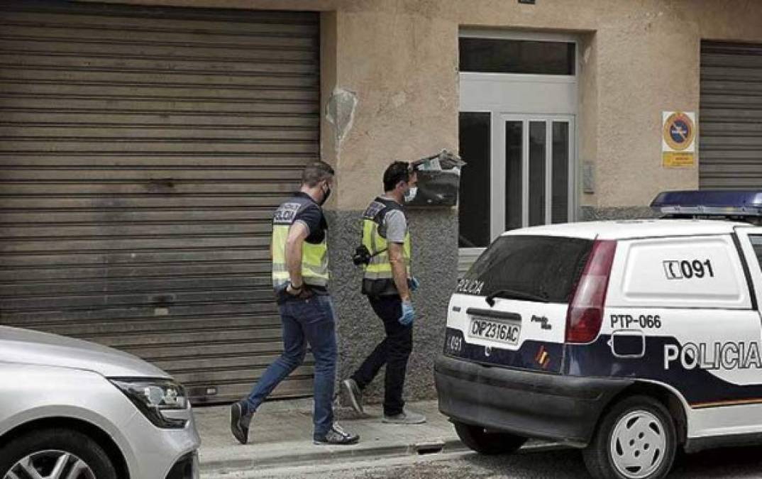 La Policía encontró al hombre sobre un charco de sangre en la segunda planta cuando intentó huir por las escelaeras y cayó desplomado.