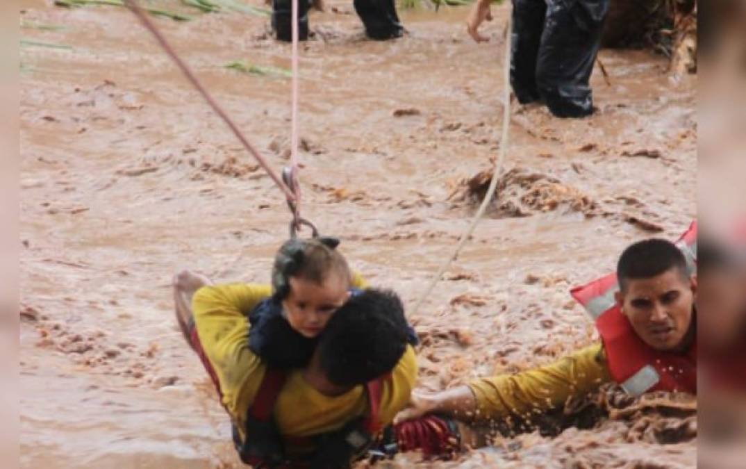 Heróica labor: Los rescatistas del Cuerpo de Bomberos lograron salvar a cuanto menor pudieron en los bajos de La Lima, El Progreso y alrededores.