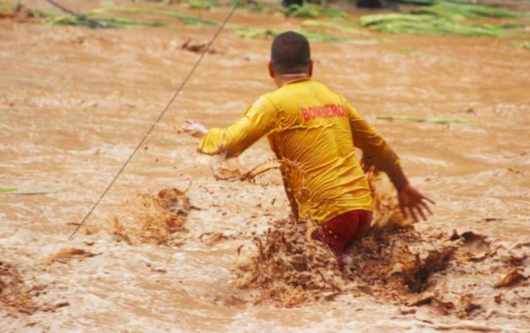 El extenso valle de Sula, en el caribeño departamento de Cortés, que se extiende hasta una parte de su vecino Yoro, se convirtió en un inmenso espejo de agua que oculta una buena parte de la magnitud de los daños causados por la depresión Eta, que el martes, convertido en huracán categoría 4 en la escala Saffir Simpson, entró a Nicaragua, donde también dejó muerte y destrucción.<br/>Fotos colaboración: Christopher Cantarero.