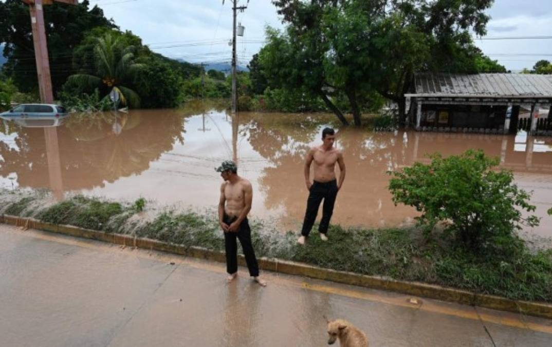 Los efectos de Eta, que llegó el martes a Nicaragua como un poderoso huracán y luego pasó por Honduras como tormenta, se han sentido en prácticamente toda Centroamérica, una región muy vulnerable a los desastres naturales.