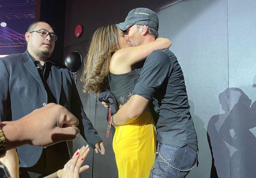 Fanática besa en la boca a Enrique Iglesias y desata la polémica en redes sociales