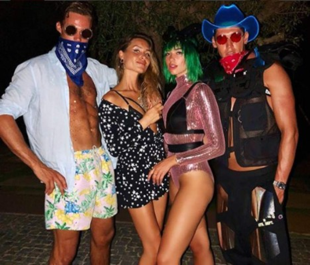 Dua Lipa, la sucesora de Britney Spears en el trono de 'Princesa del pop', celebró en Ibiza, su cumpleaños 23, en una desenfrenada fiesta con sus amigos, pareja y familiares. Como es costumbre ella compartió las fotos en su instagram, aquí algunas: