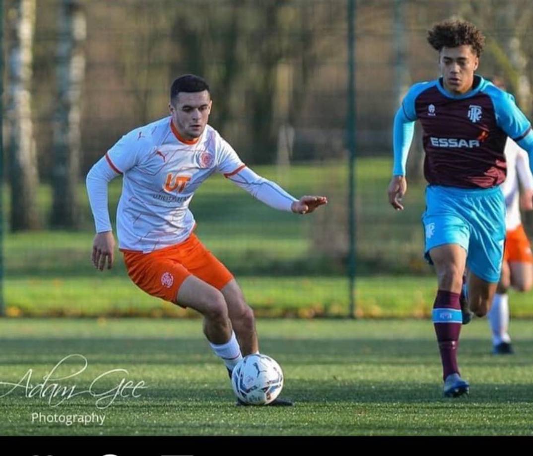 El joven futbolista del Blackpool habló de su infancia y explicó que supo que era homosexual por primera vez a los cinco o seis años, pero por su cabeza pasó que cambiaría a medida que creciera porque era algo que no mezclaba con el fútbol. 