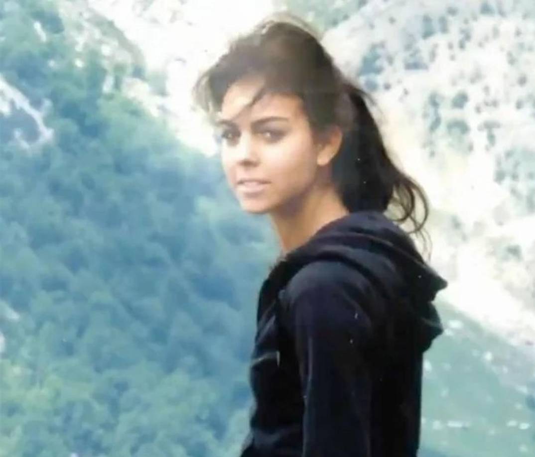 Poco a poco se han ido desvelando secretos de la pareja del jugador del Al Nassr. Y uno de ellos es ver cómo era Georgina Rodríguez antes de saltar a la fama y en su etapa como dependienta.