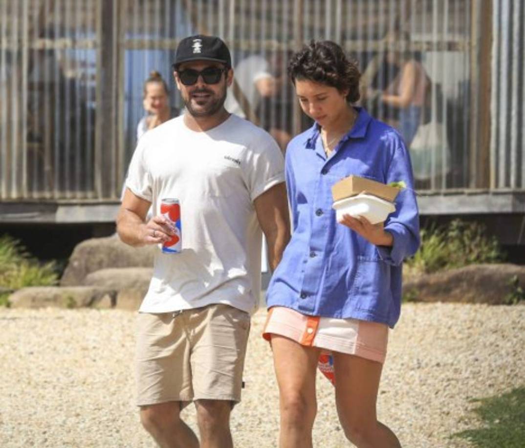 Zac Efron y Vanessa Valladares han sido captados varias veces en Australia.