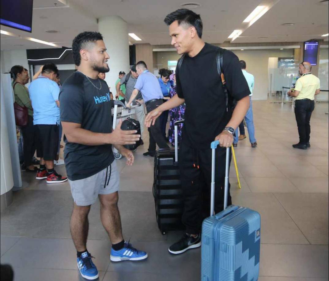 Denil Maldonado fue uno de los que arribó este lunes al país y compartió con los aficionados en el aeropuerto.