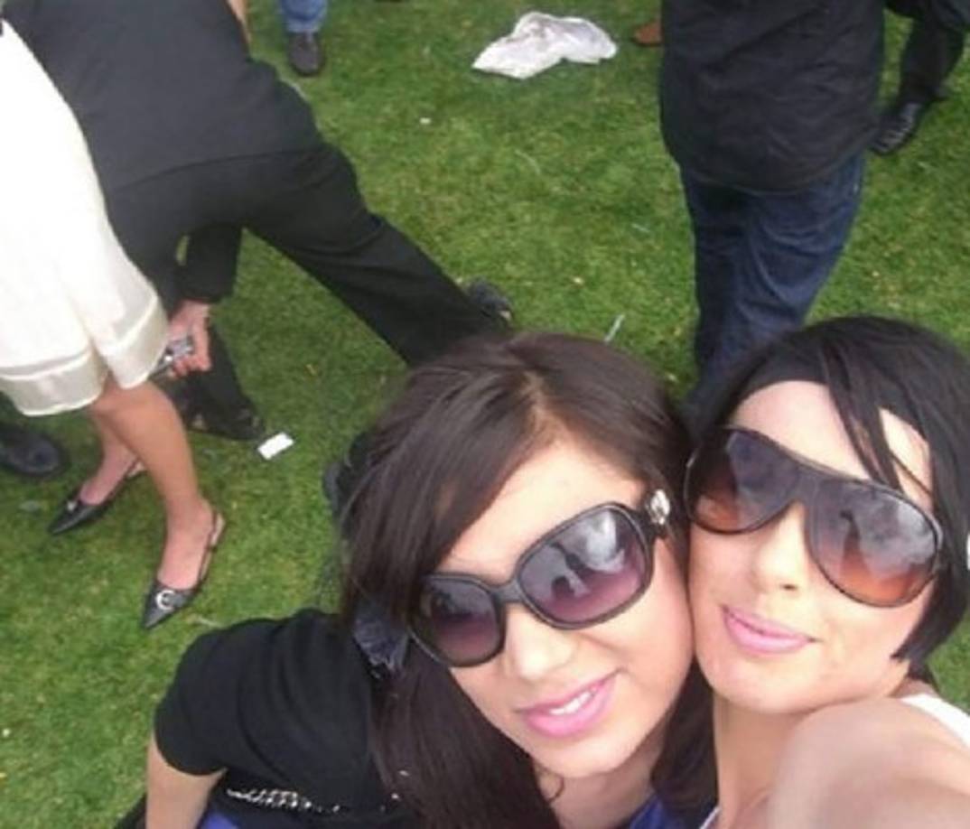 Sin pretenderlo, estas dos jovencitas dejaron evidencia de la libidinosa acción de un hombre que está medio agachado y toma fotografías o está grabando las partes íntimas de una mujer.