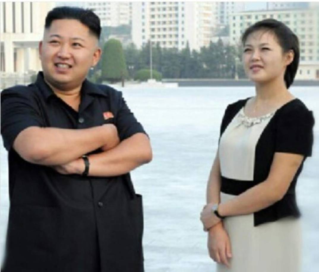 Se cree que le gusta mucho la moda. Se suele presentar con tacones y vestidos coloridos que contrastan con los uniformes militares.