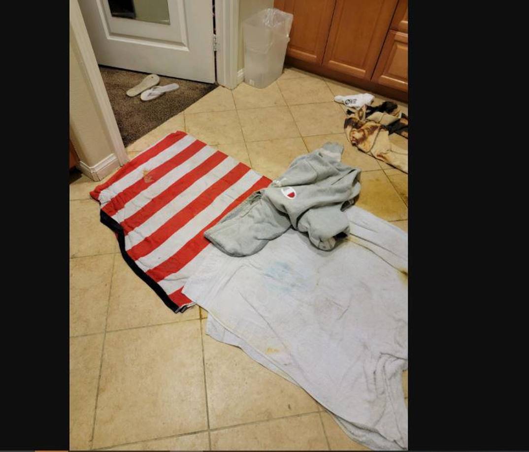 Jane también incluyó fotos que mostraban toallas tiradas en el suelo y una pila de ropa sucia y agregó que la policía no había tomado las imágenes.