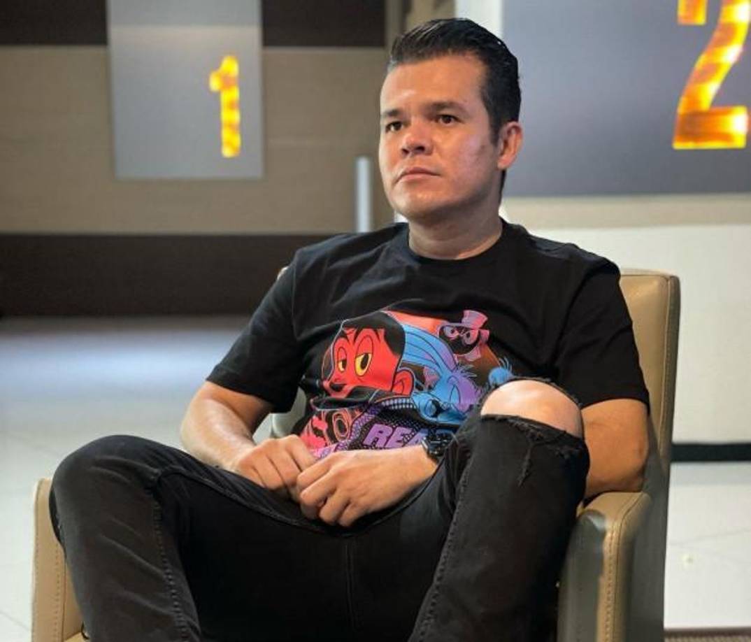 En un post del pasado noviembre, se le podía ver junto a estos artistas, reflejando su conexión con figuras prominentes de la música regional mexicana. 