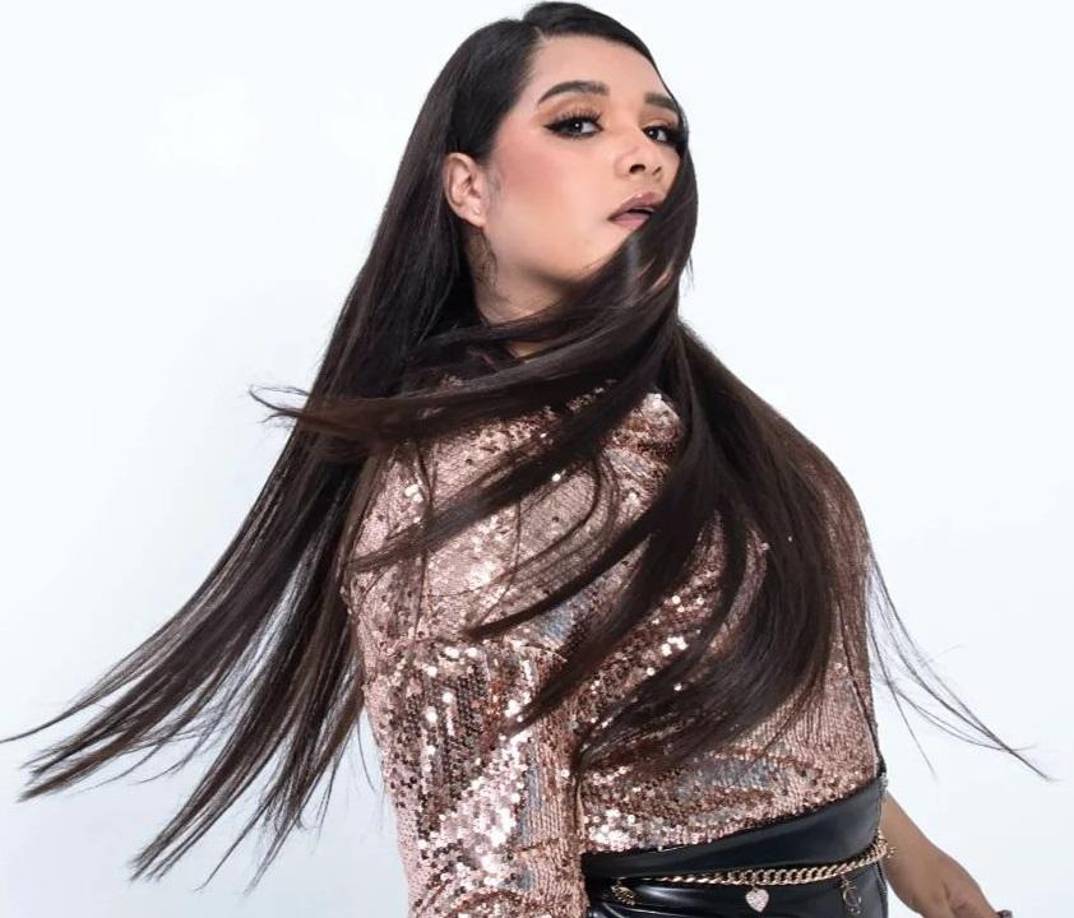 La cantante limeña Karlibeth Ortega declaró a Diario LA PRENSA: “Tal cual la bautizaron, es una leona en el escenario. Tiene una voz única y con la que ha demostrado que puede cantar lo que sea y hacerlo magistral. Una vez más estamos muy bien representados en “La Academia” de México, y Cesia ya ha dejado su huella en tierras aztecas.