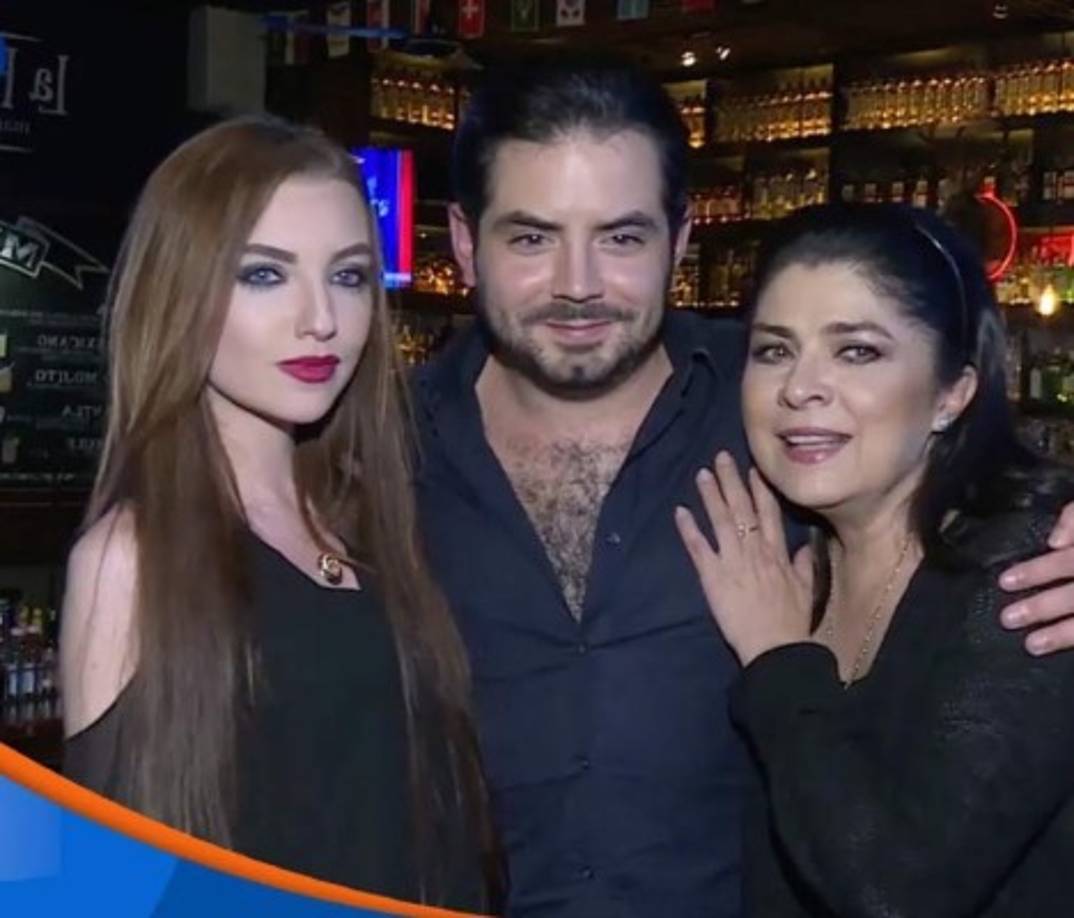 Según está mujer, Eduardo y Bárbara fueron novios por la apariencia y conveniencia, mientras él le ayudara a abrirse paso en el mundo del entretenimiento.<br/><br/>“Bárbara fue su tapadera todos estos años juntos, a cambio de que él la metiera al medio”.<br/>