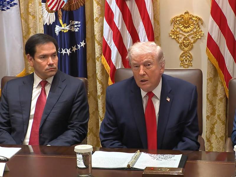 Captura de video de una transmisión de La Casa Blanca del presidente de EE.UU., Donald Trump, junto al secretario de Estado Marco Rubio (i) y el secretario de Guerra Pete Hegseth este jueves, en Washington.