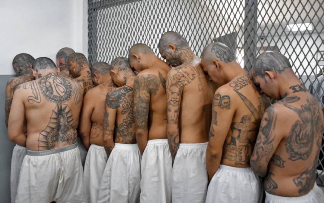 Torturas, muertes y fosas comunes: Revelan el “infierno” en las cárceles de El Salvador