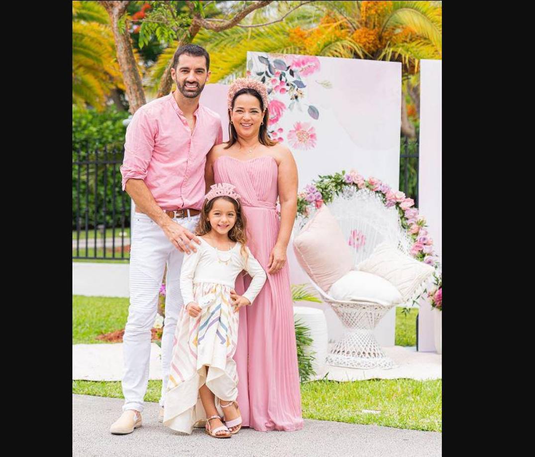 “Creo que fue fuerte, al principio, creo que ningún niño quiere ver a sus papás separados, y Alaïa también ha demostrado mucha madurez, hemos utilizado mucho el llevarla al psicólogo, platicar, hablarle con la verdad dentro de la medida que su edad lo permita y que ella pueda entender, pero yo no le miento a mi hija, y siempre le he dicho que a lo mejor hoy en día ella no sabe la razón exacta, pero que si el día de mañana ella la quiere saber que ella me pregunte, yo se lo voy a decir”.