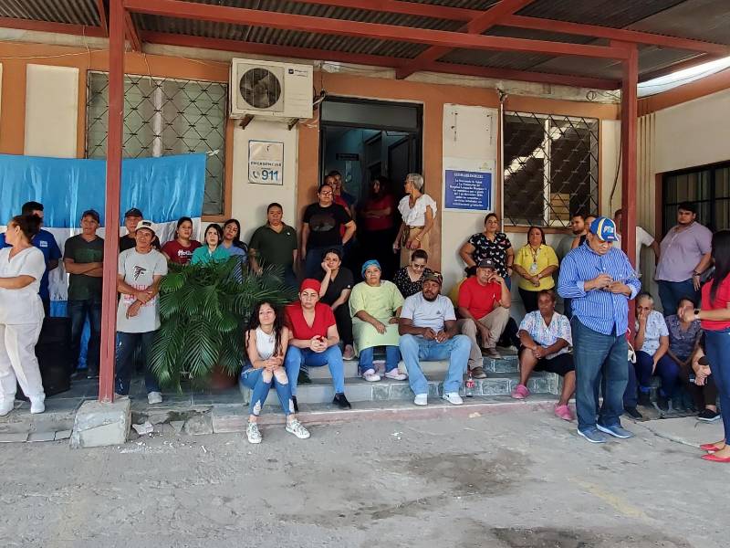 Personal del hospital Leonardo Martínez Valenzuela durante la asamblea informativa de este martes.