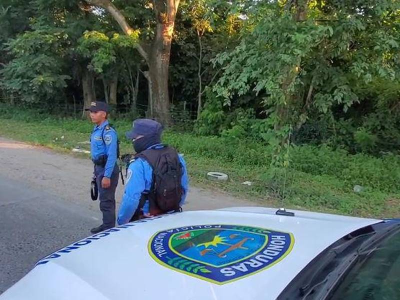 Dos agentes de la Policía Nacional en el Segundo Anillo de San Pedro Sula.
