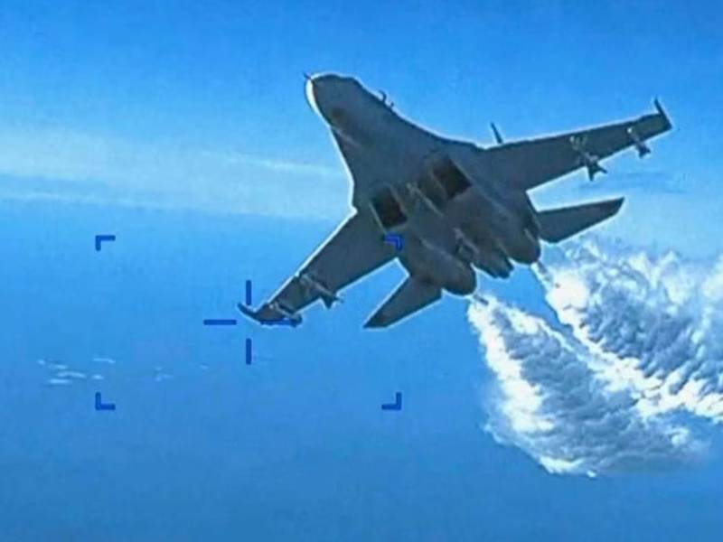 Cazas rusos realizaron “maniobras peligrosas” cerca del dron estadounidense que fue derribado en el mar Negro.