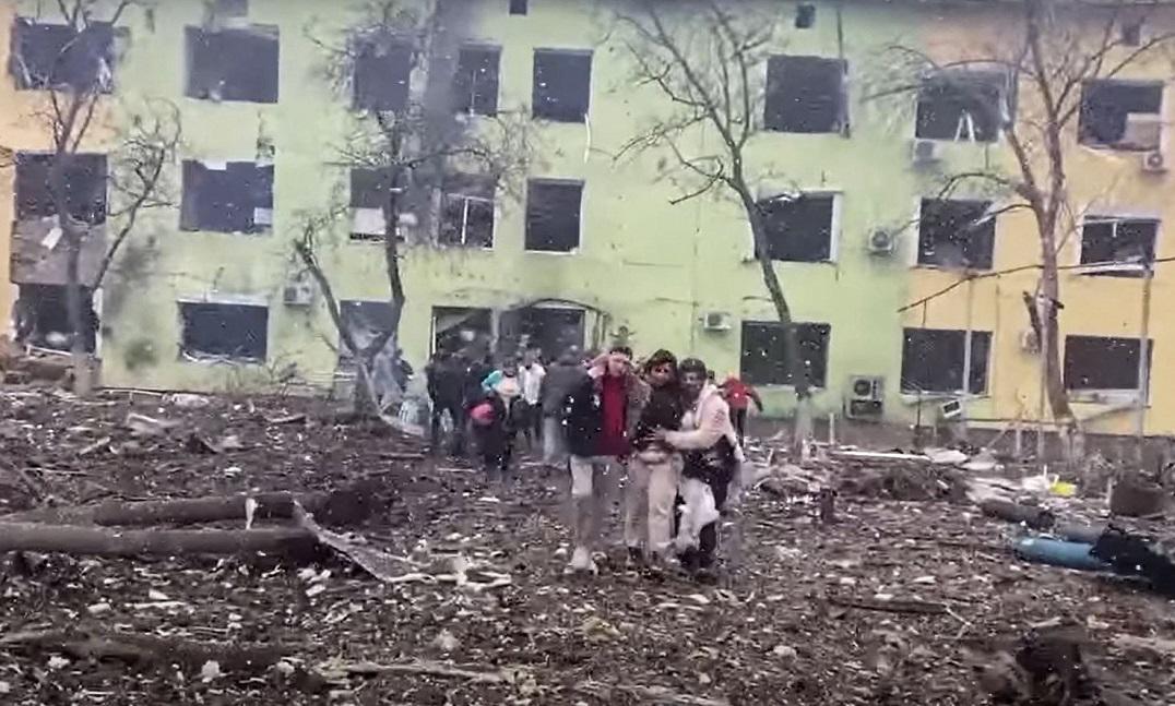 “Es el infierno”, relatan ucranianos que lograron huir de Mariúpol