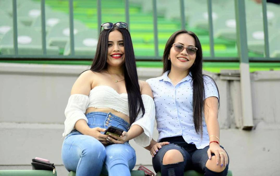 Guapas chicas llegaron al estadio Yankel Rosenthal para el partido Marathón-Olimpia.