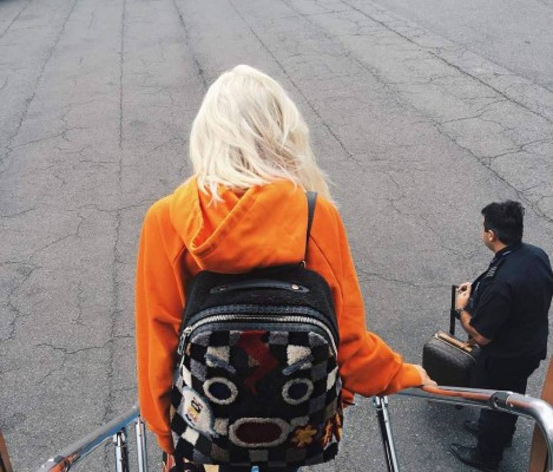 La empresaria decidió hacerse un cambio de look y ahora luce el pelo rubio platino.