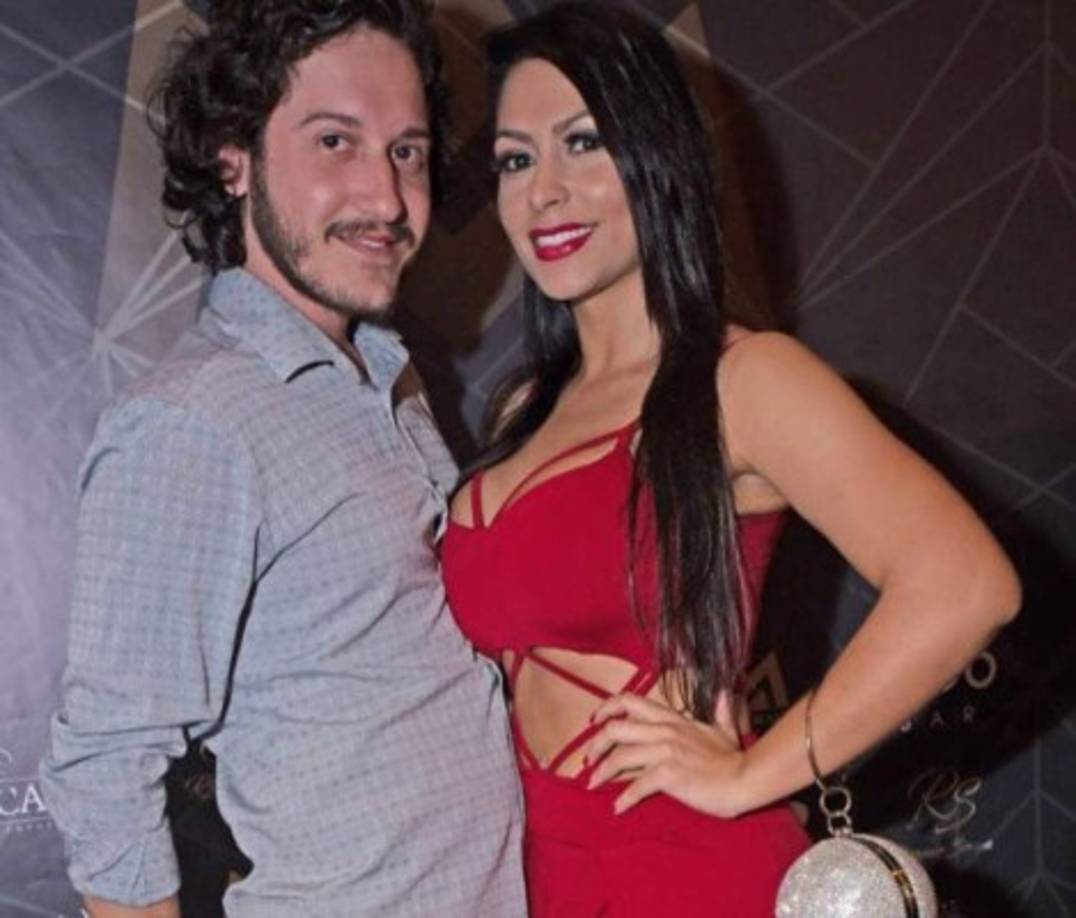 'Ese trasero es de plástico, la banda es mía. Hoy he podido comprobar que todo esto es una farsa', gritaba Aline Uva, decepcionada al sentirse despojada del trono, en una actitud que infringe todas las reglas del evento.<br/>