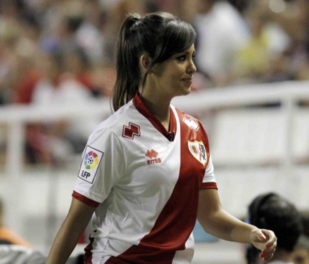 La presentadora Cristina Pedroche durante un partido del Rayo Vallecano en la Liga Española en la temporada 2014/2015.